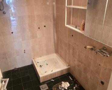 Demontaža kabina i razbijanje stare kade