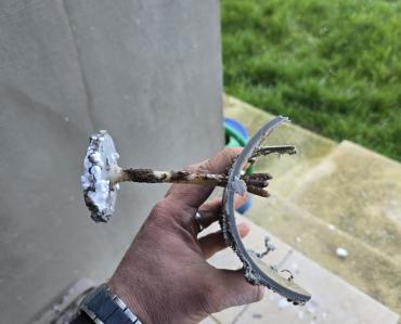 Fasaderi su probusili vertikalnu cijev od kanalizacije